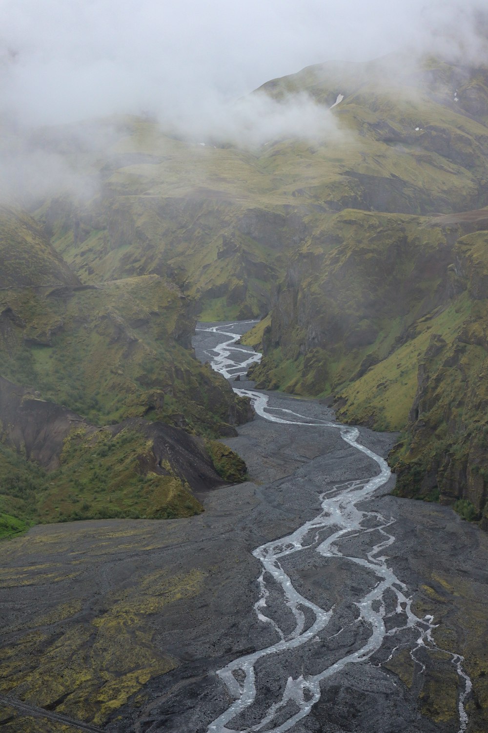 Ein Fluss, der durch ein Tal fließt