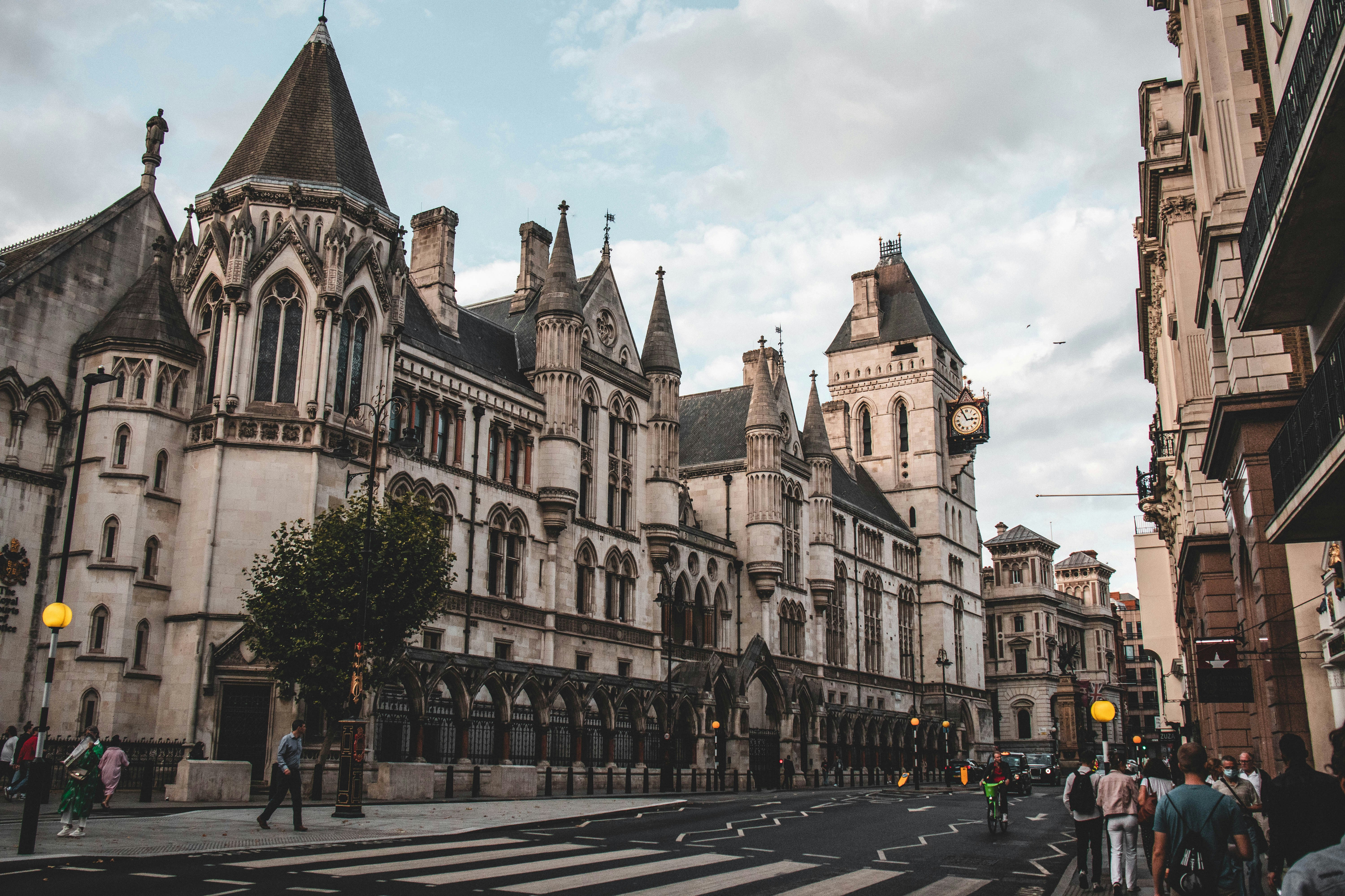 London judicial building in the background.