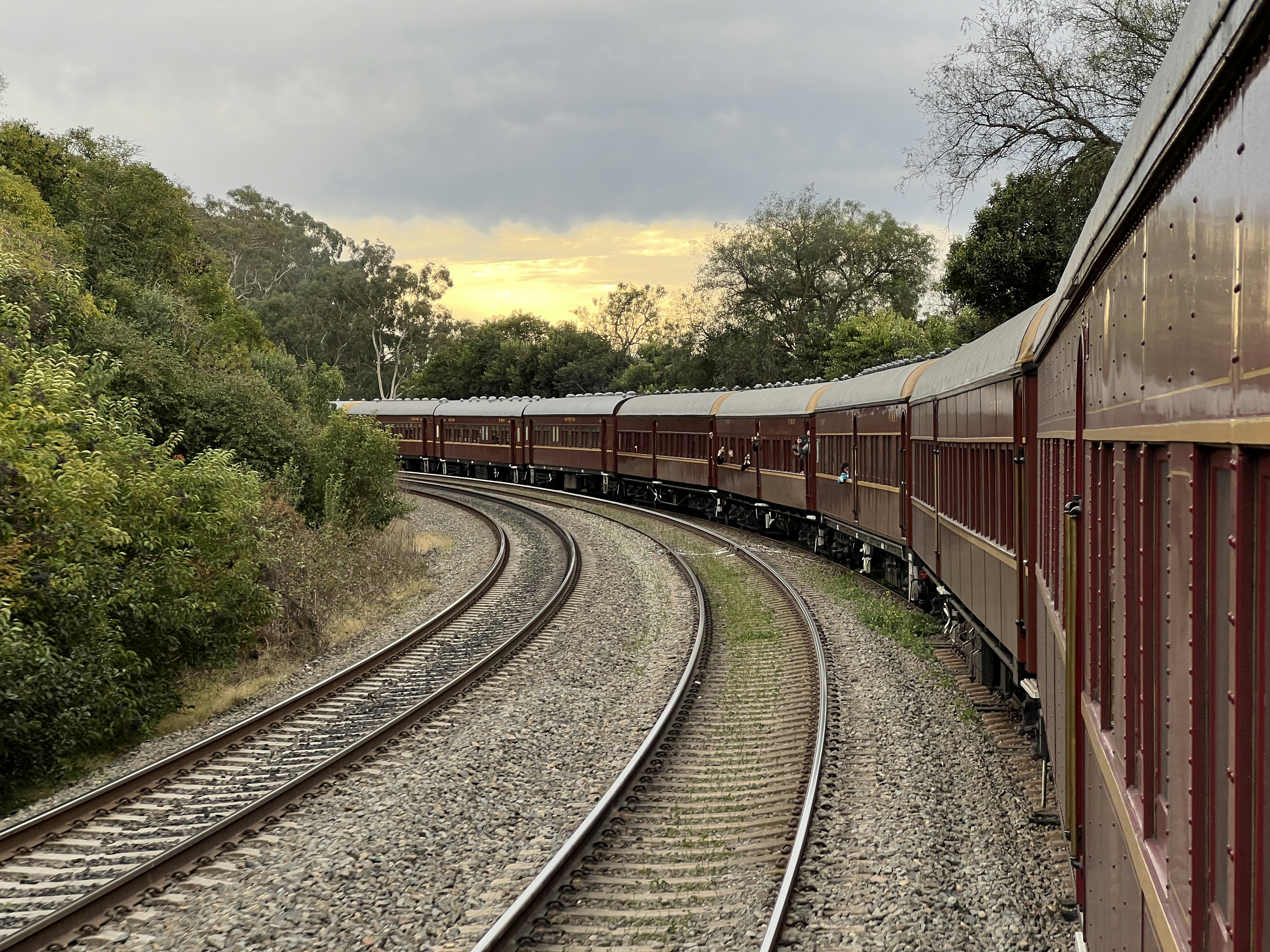 um trem viaja pelos trilhos