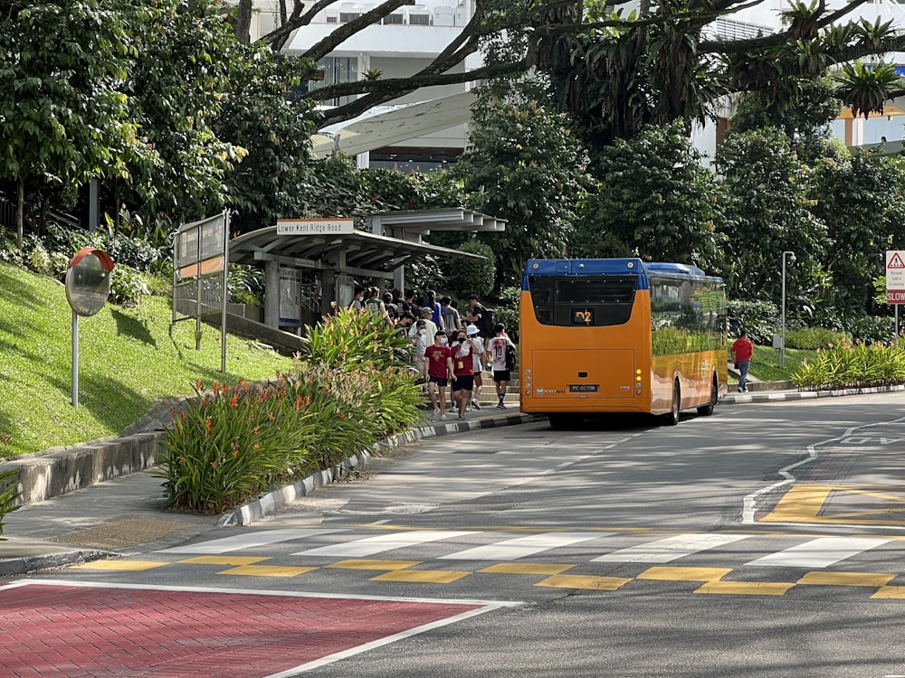 Un autobús amarillo recogiendo pasajeros