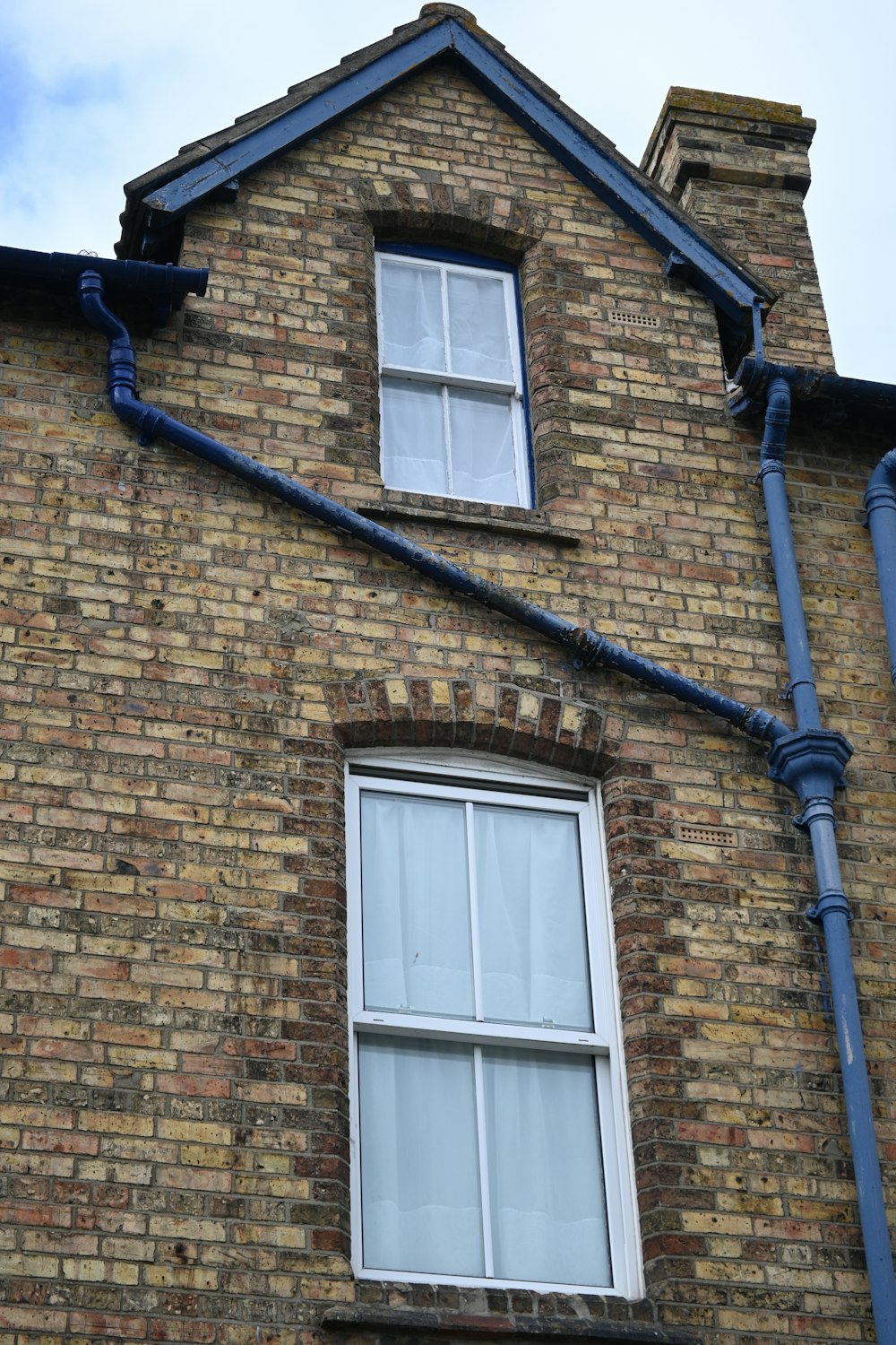 a brick building with windows