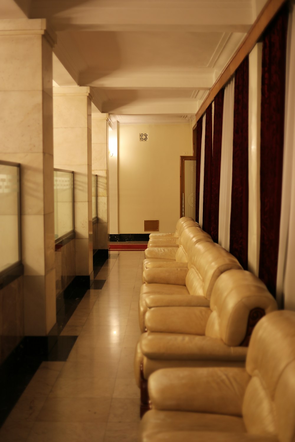 un long couloir avec un canapé