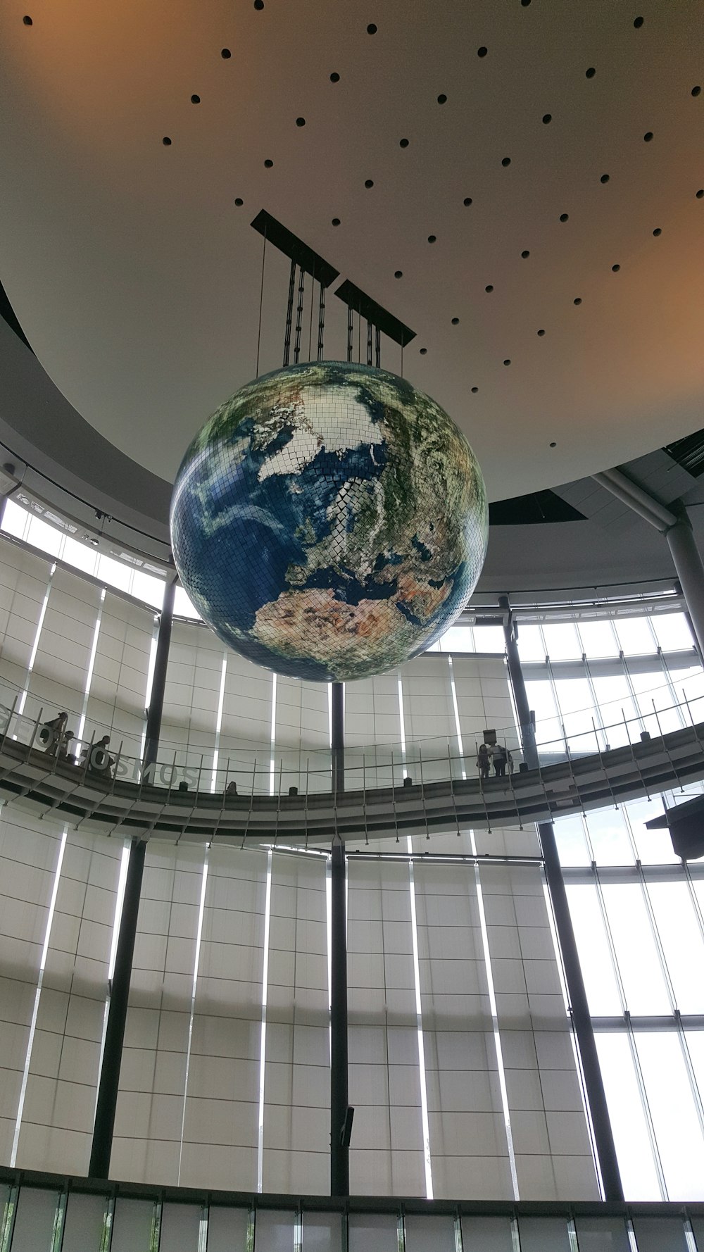 Un globo terráqueo en una habitación