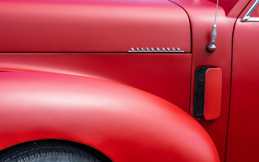 El costado de un coche rojo