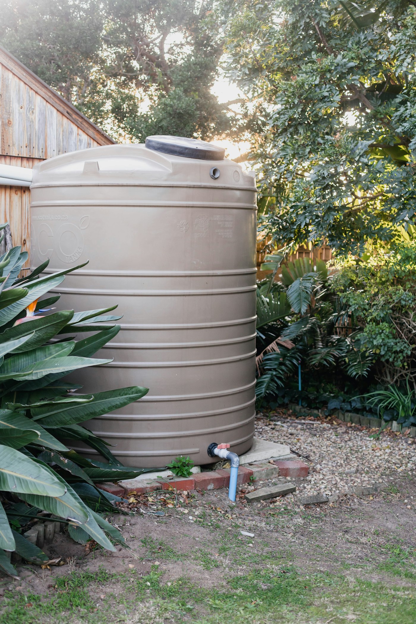 Metallischer Wasserspeicher im Garten