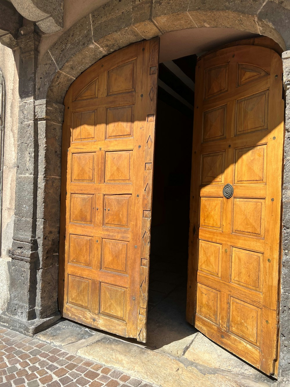 um par de portas de madeira