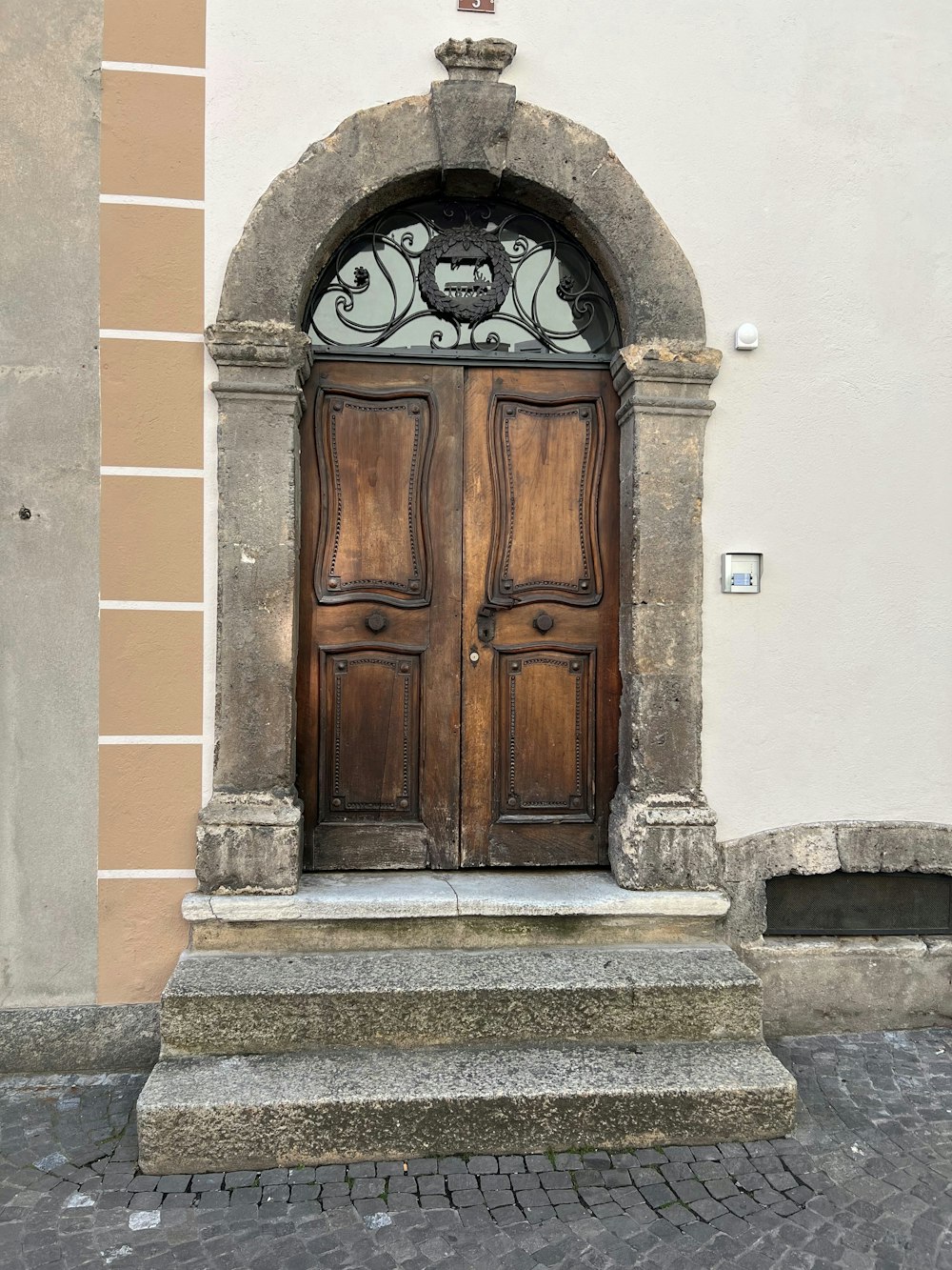 Una puerta con un diseño