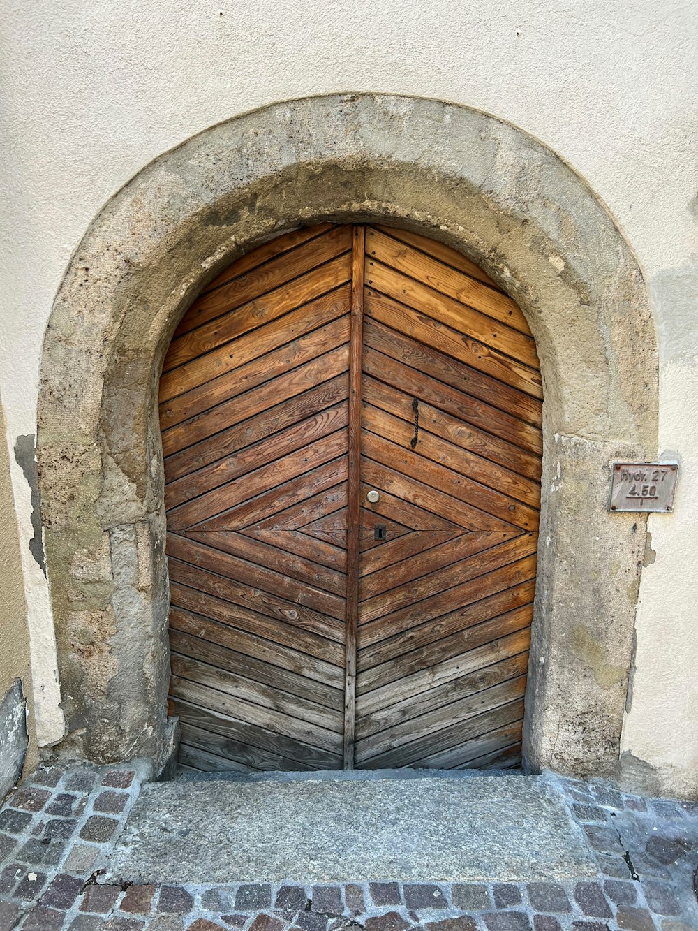 una porta di legno in un edificio di pietra