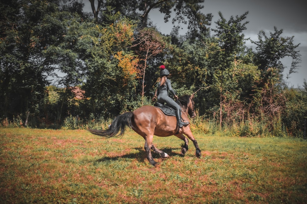 Un hombre montando a caballo