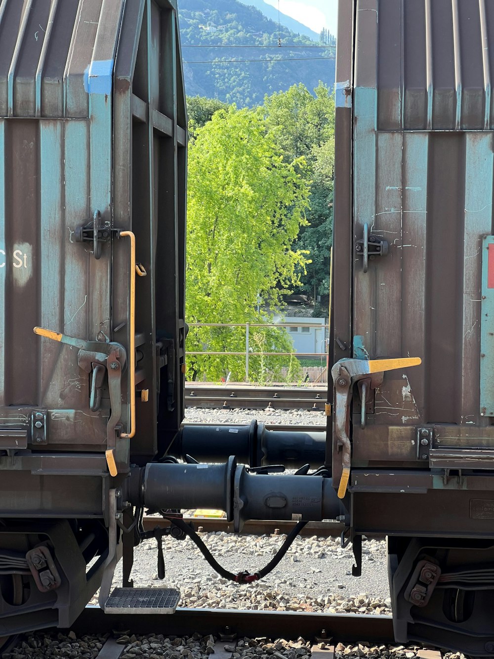 Ein Zug auf den Bahngleisen
