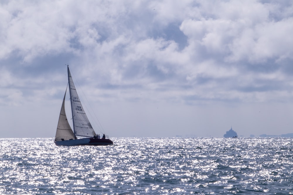 Un voilier sur l’eau