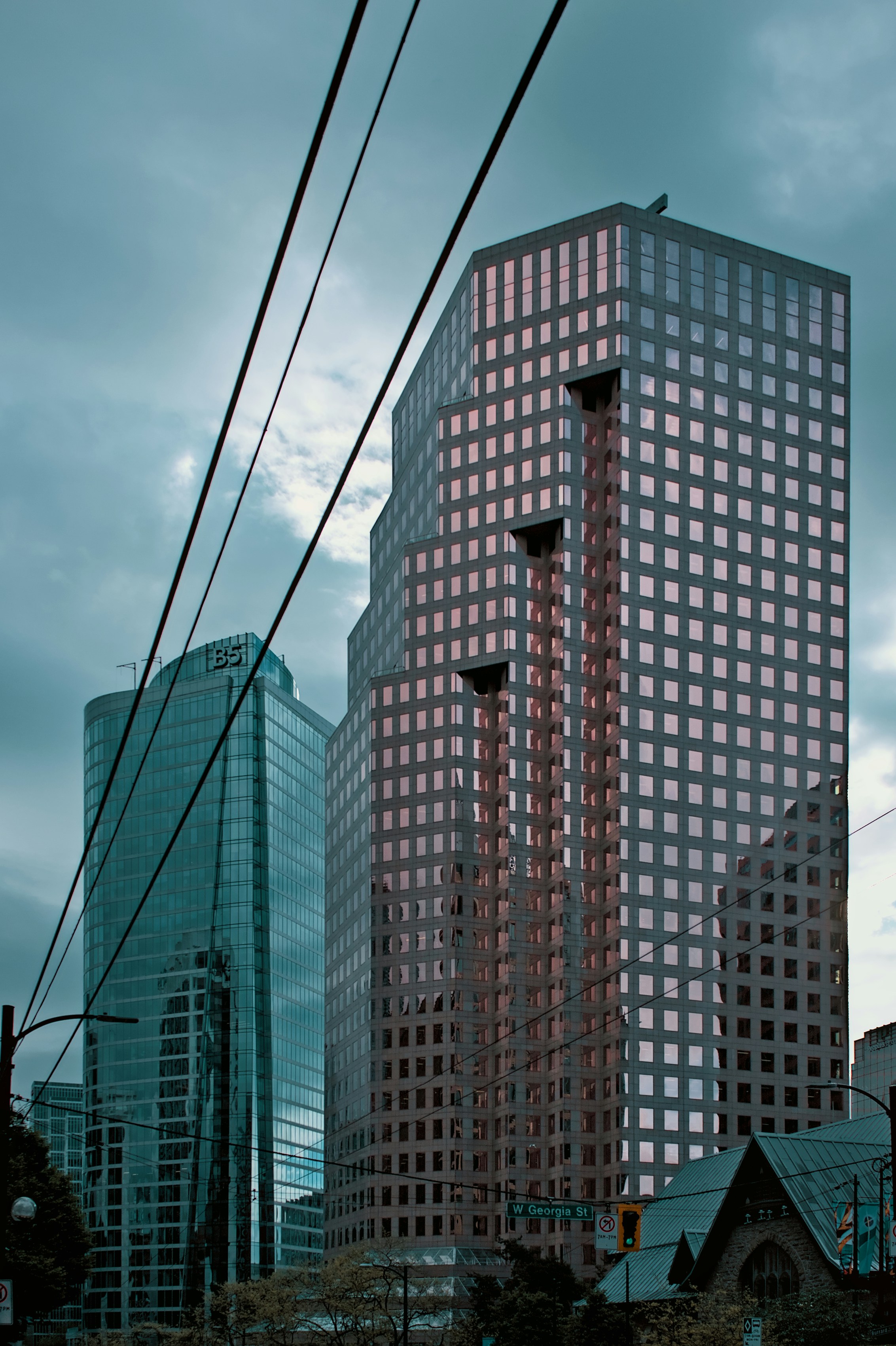 um edifício alto com uma frente de vidro