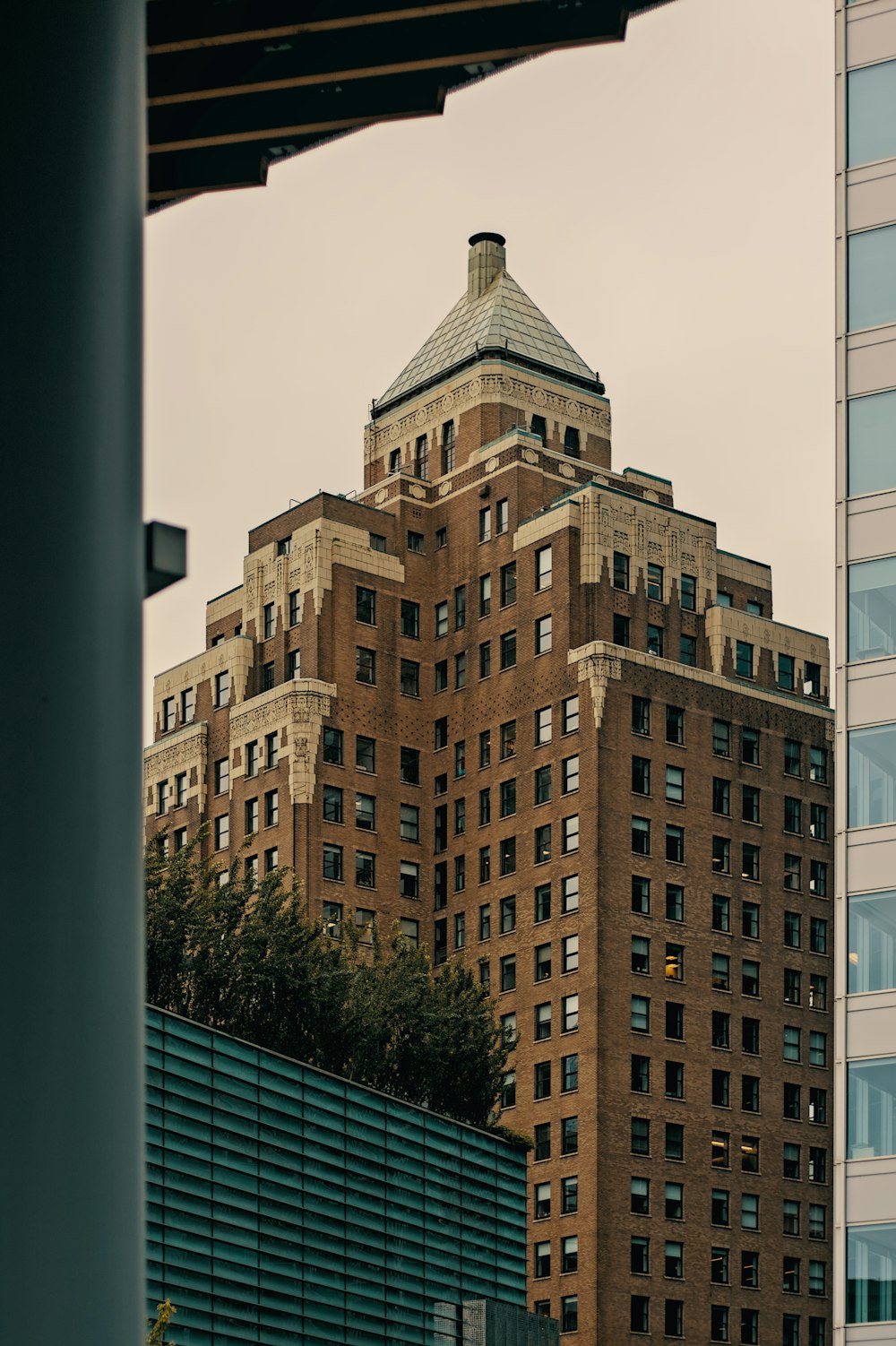 um edifício alto com muitas janelas