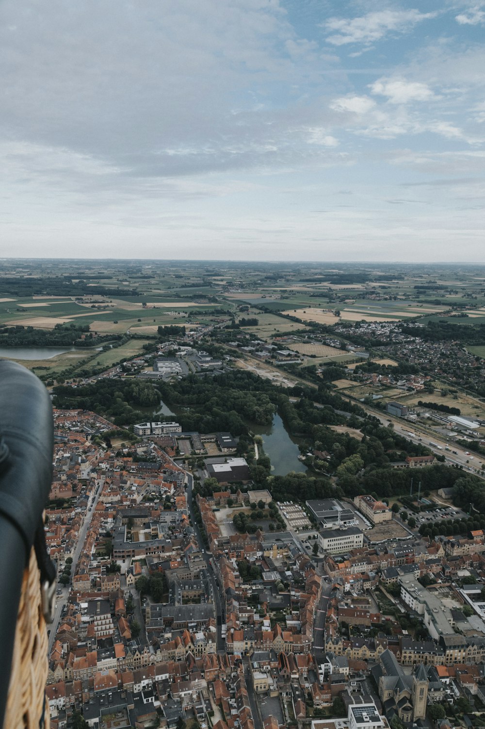 Eine Stadt mit einem Fluss, der durch sie fließt