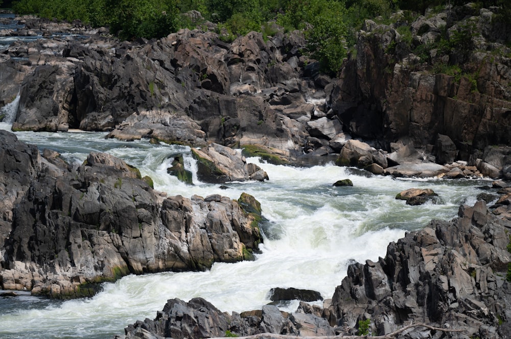 Ein Fluss, der durch Felsen fließt