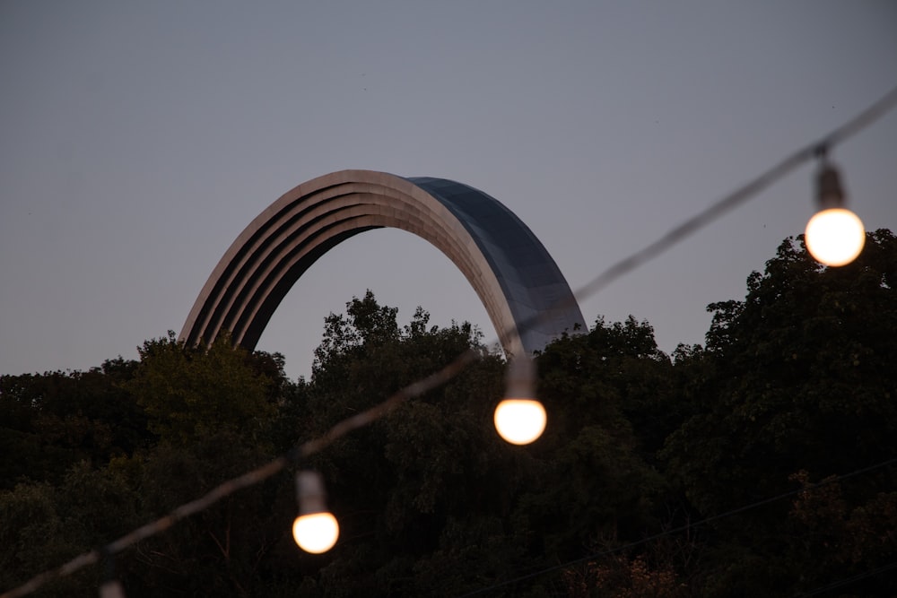 Une antenne parabolique avec des lumières