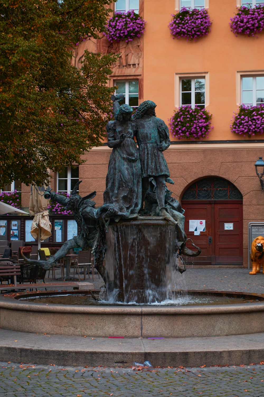 Una statua di un uomo e una donna in una fontana
