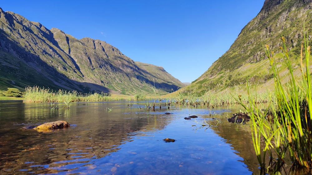 un plan d’eau entouré de montagnes