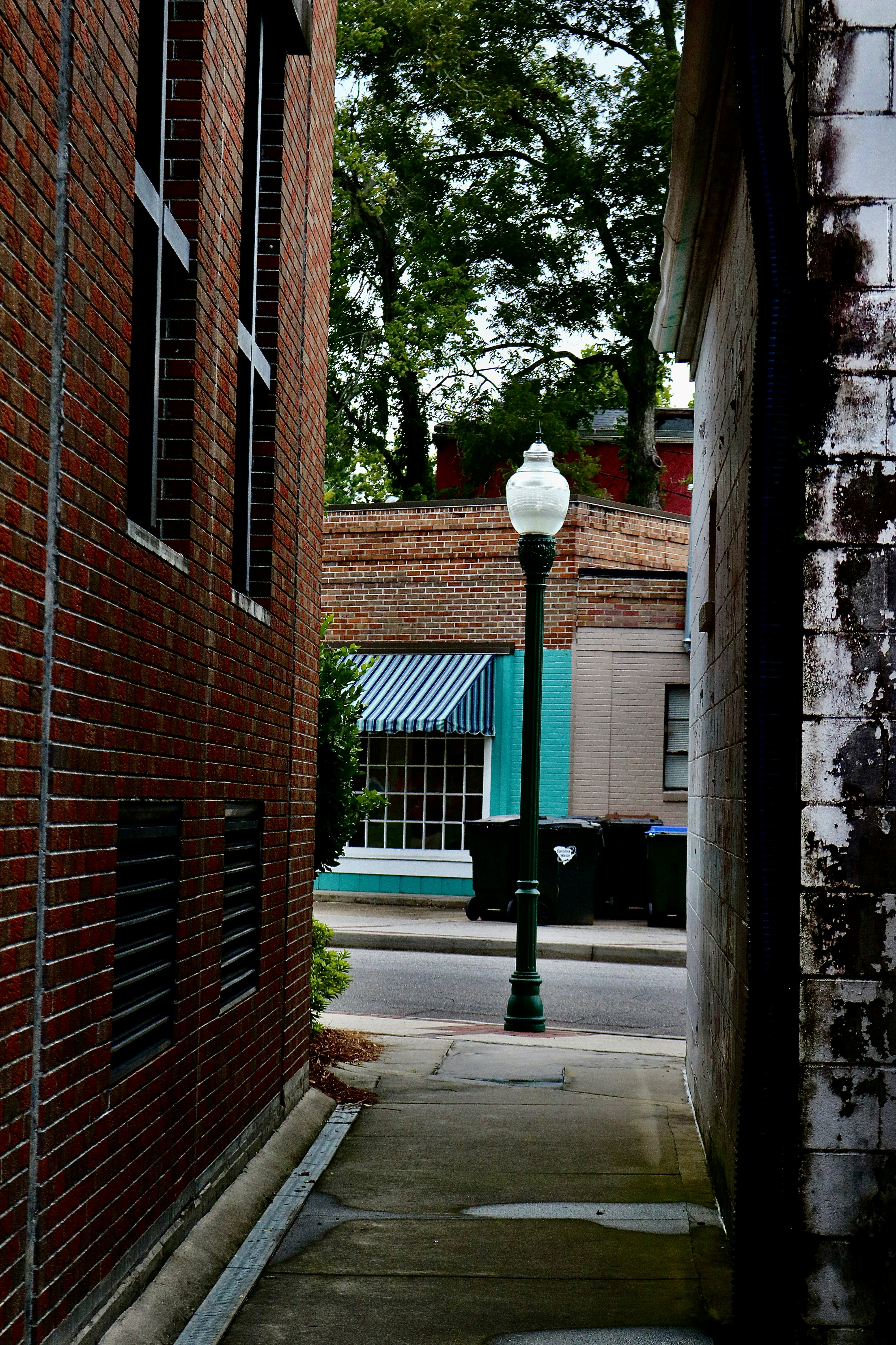 a sidewalk with a lamp post
