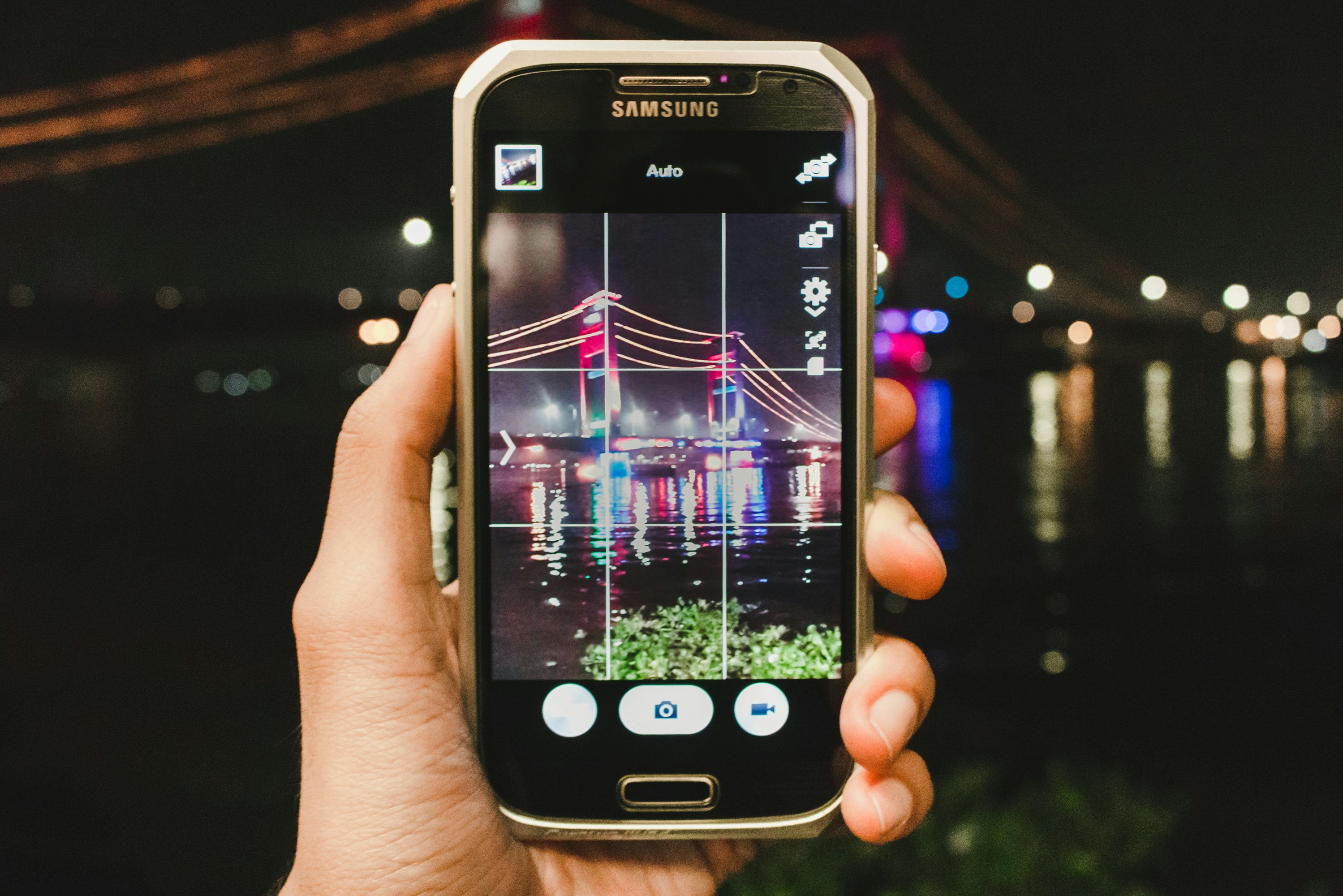 Màn hình điện thoại thông minh hiển thị một bài đăng trên Instagram với ảnh sinh nhật