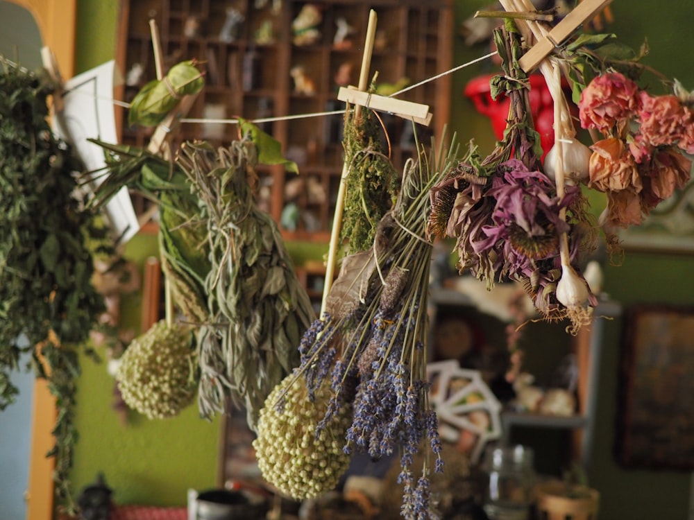 um ramo de flores de uma corda