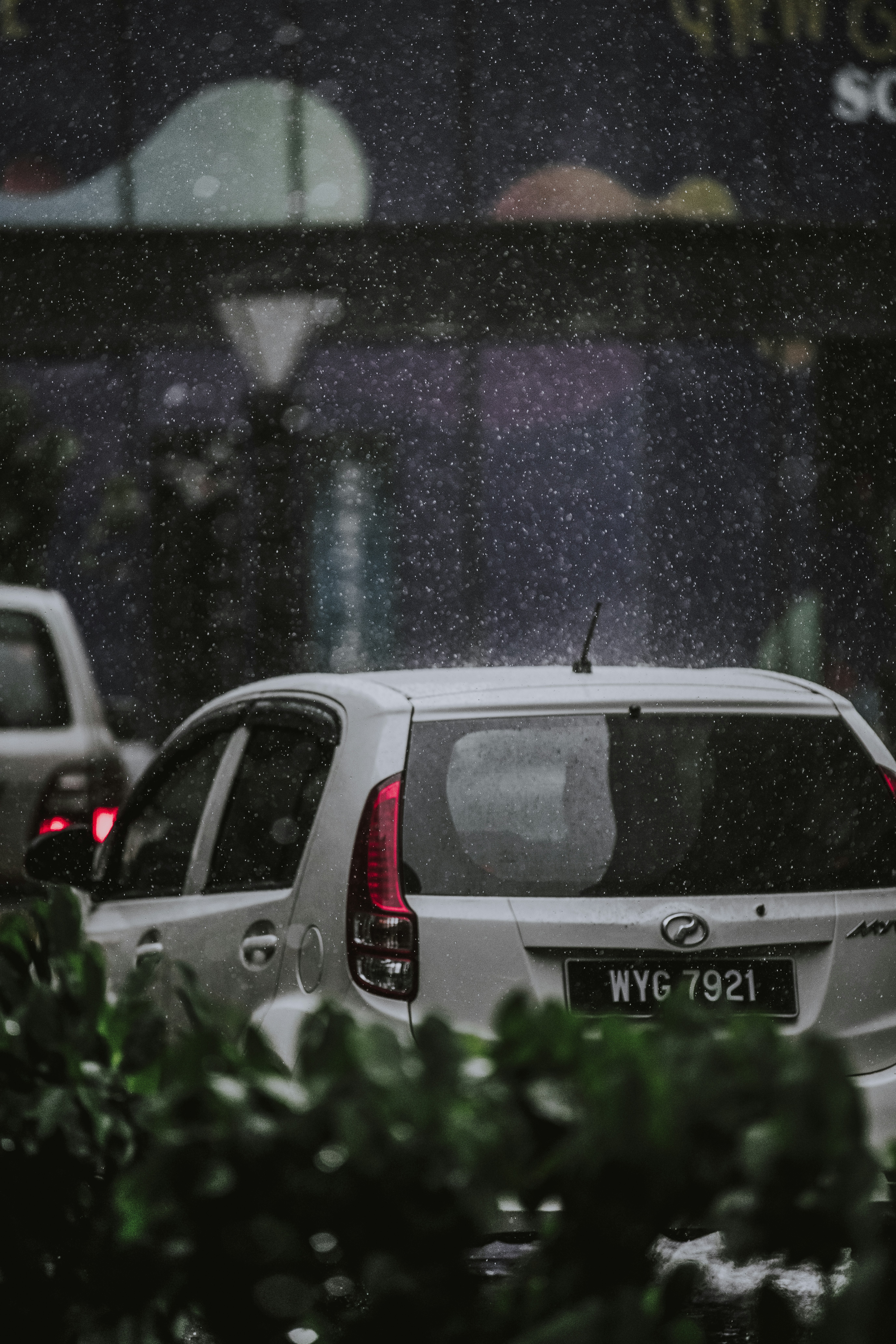 ein Auto, das auf einem Parkplatz geparkt ist