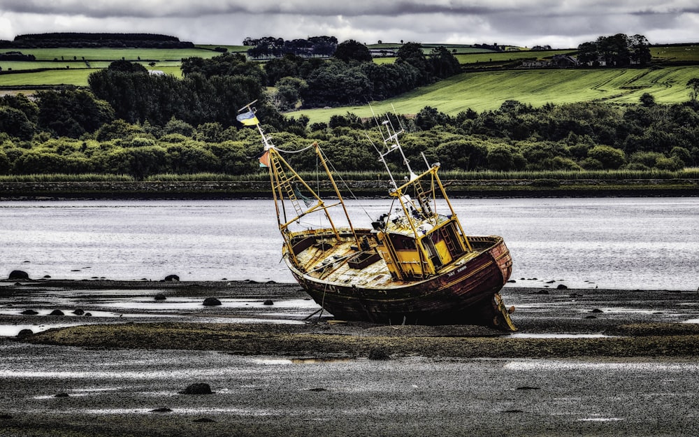 un bateau sur la plage