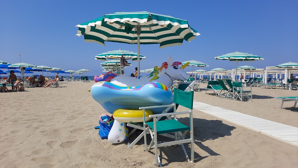 una playa con sillas y sombrillas