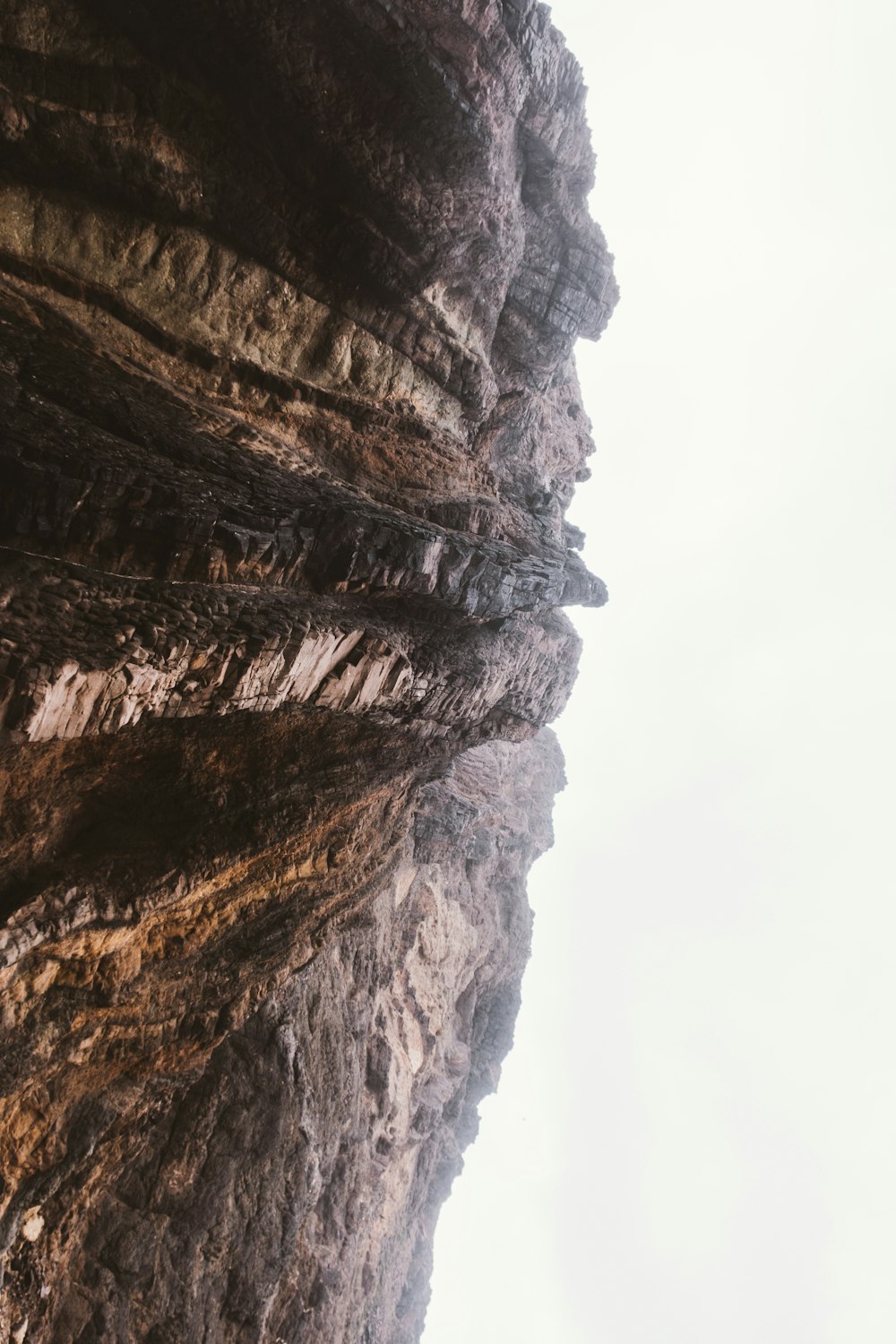 Eine felsige Klippe mit einem Wasserfall