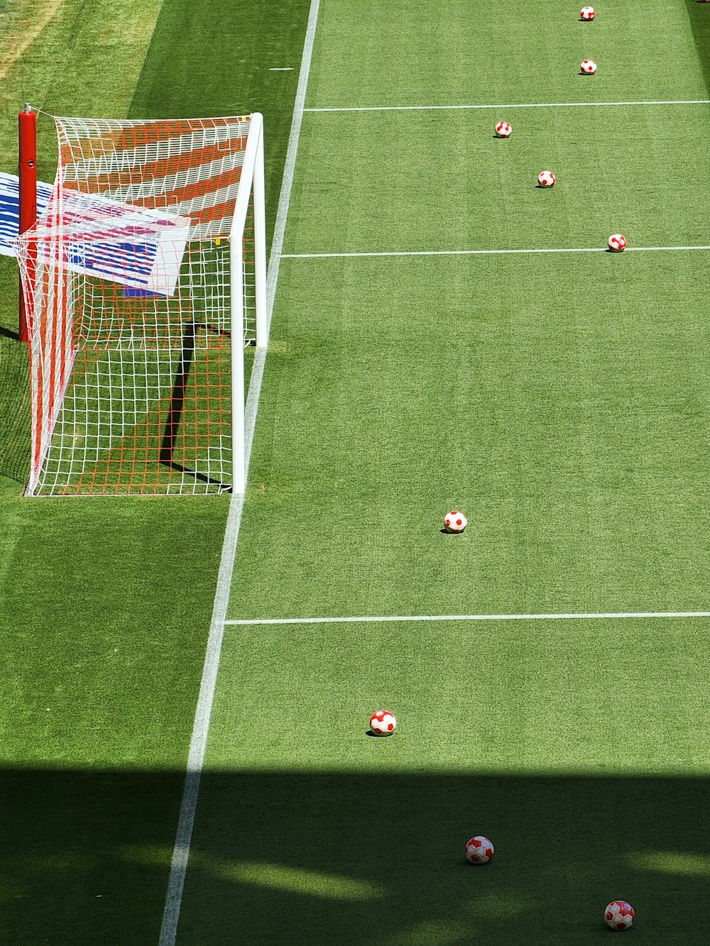 Un portero de fútbol en un campo