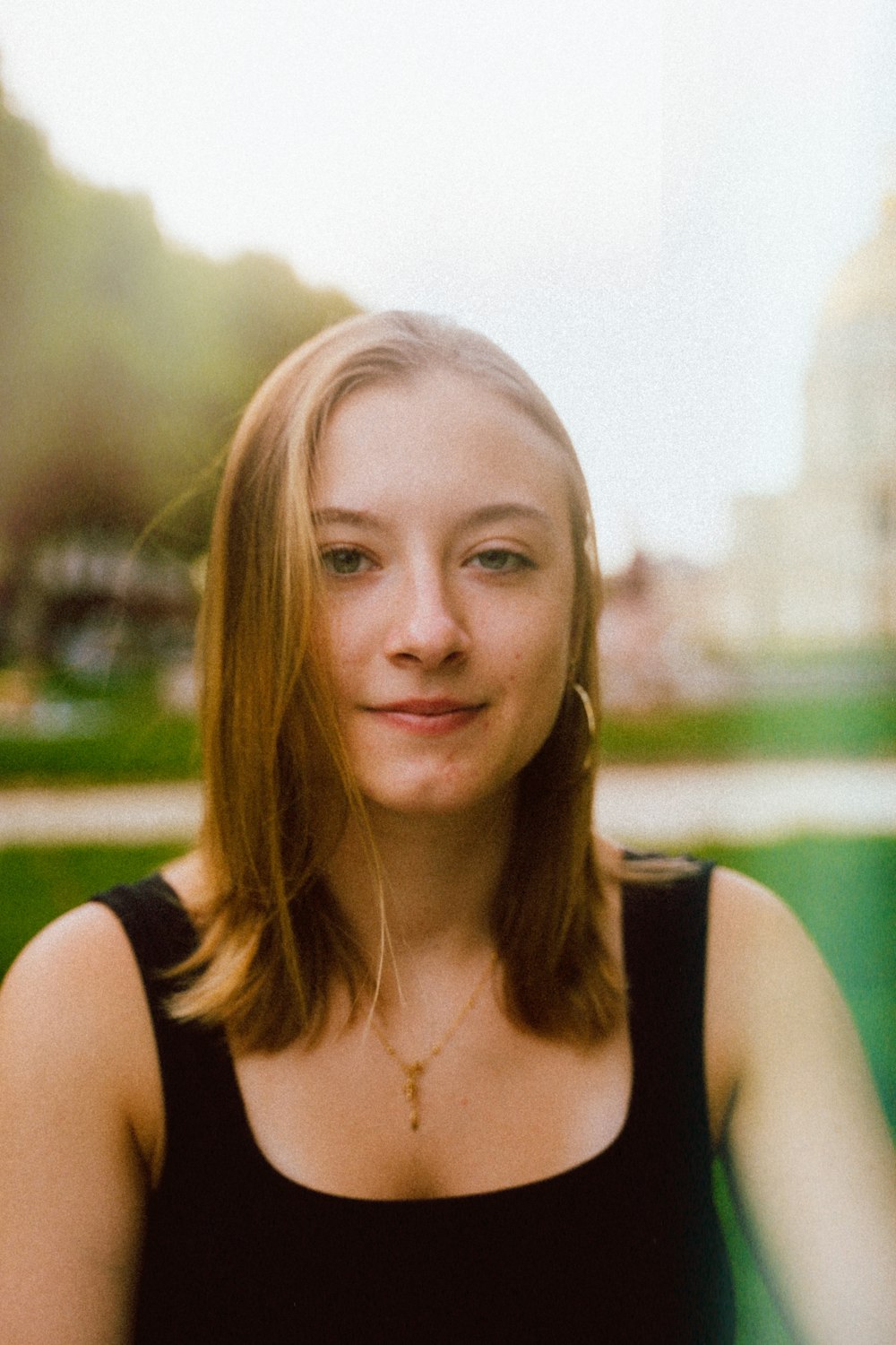 Une femme aux cheveux blonds