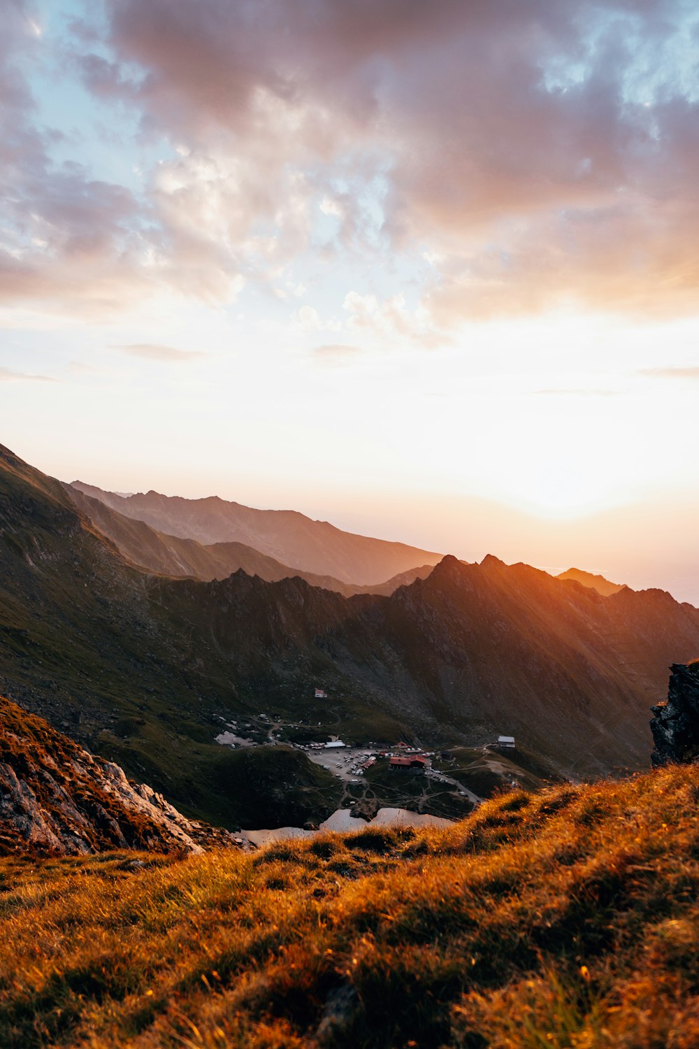 Una valle tra le montagne