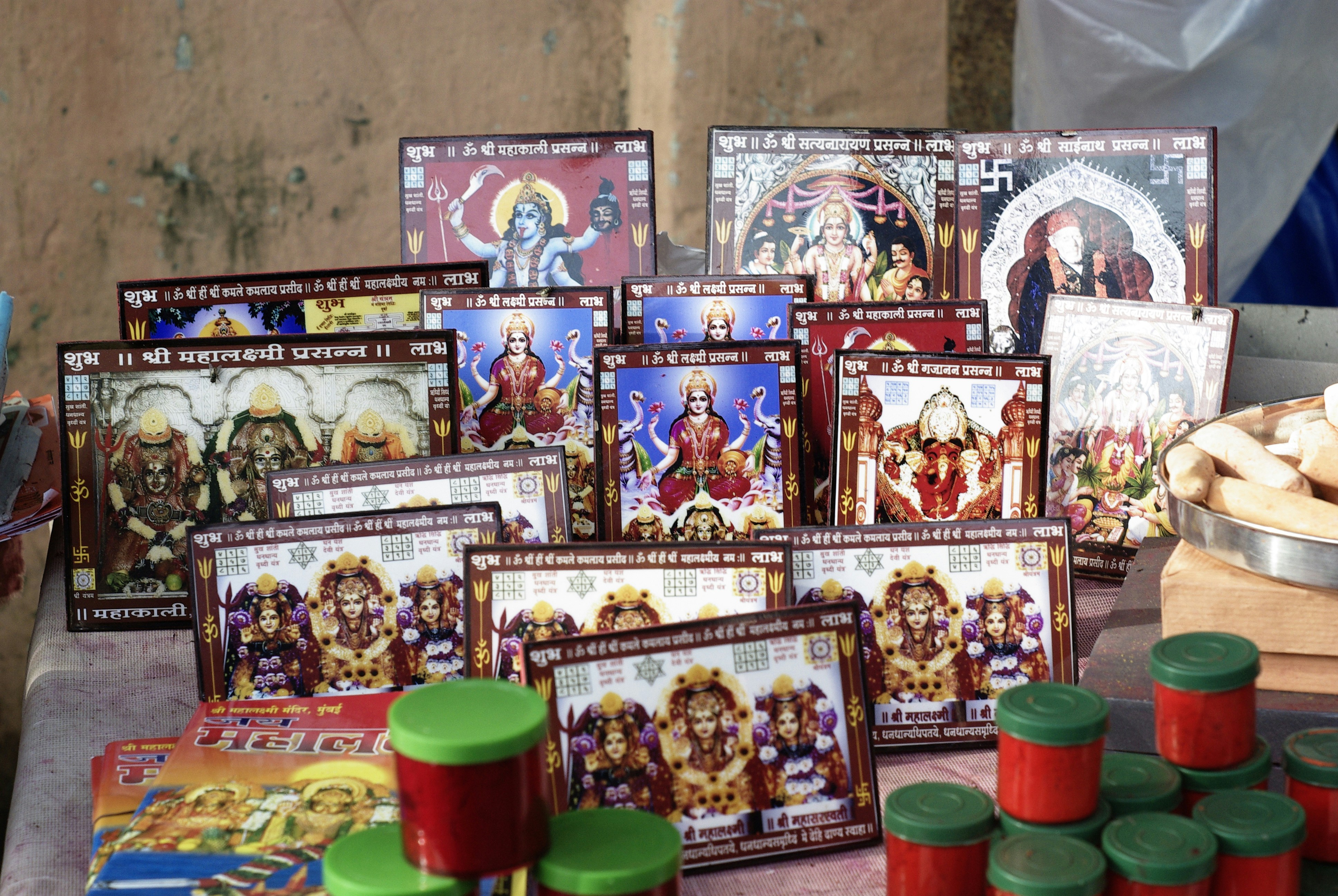 たくさんの本が載ったテーブル