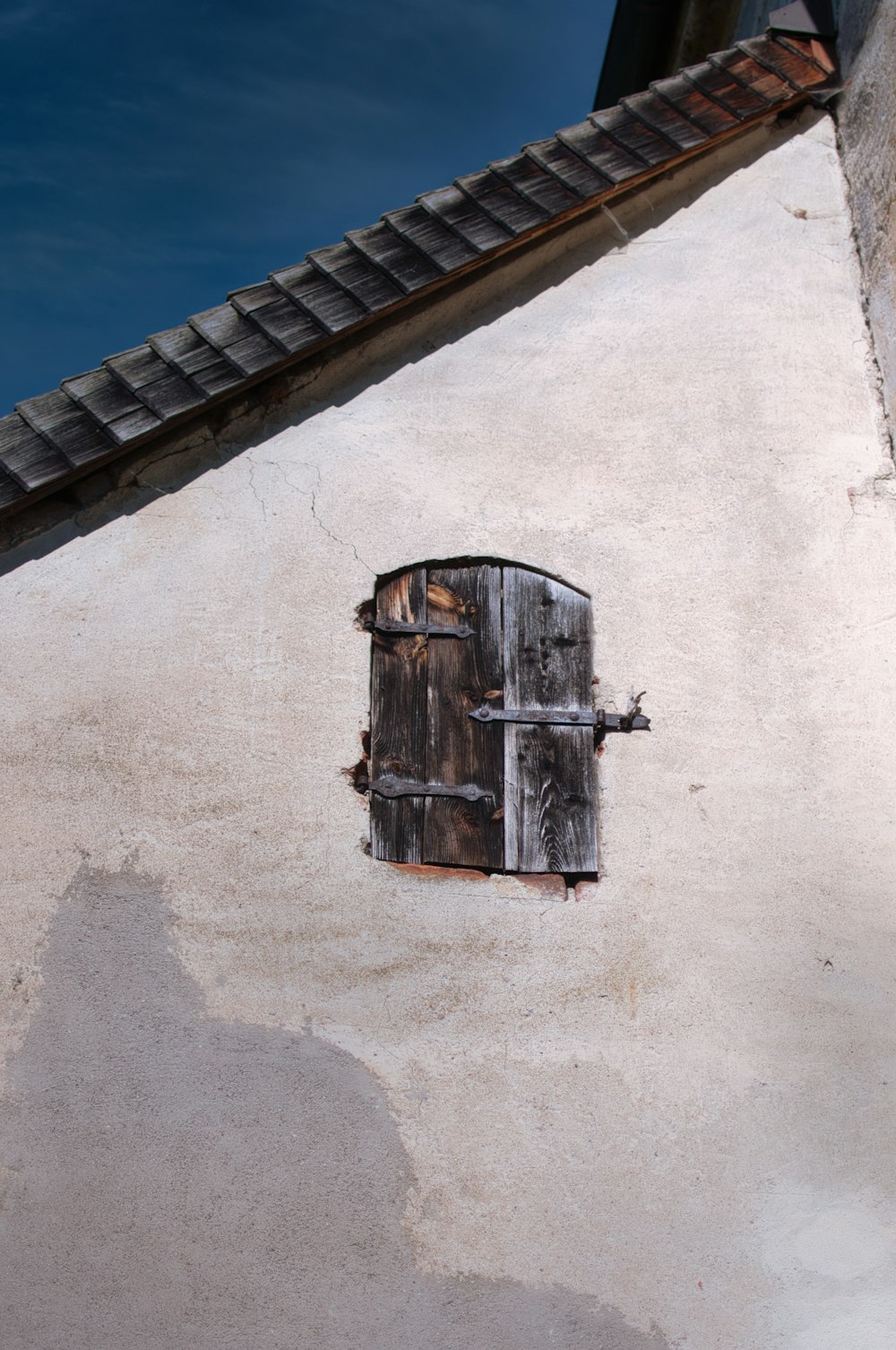 a metal box on a concrete wall