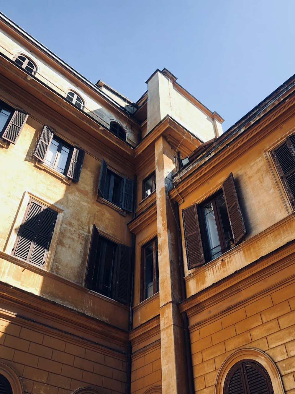 Un edificio con ventanas