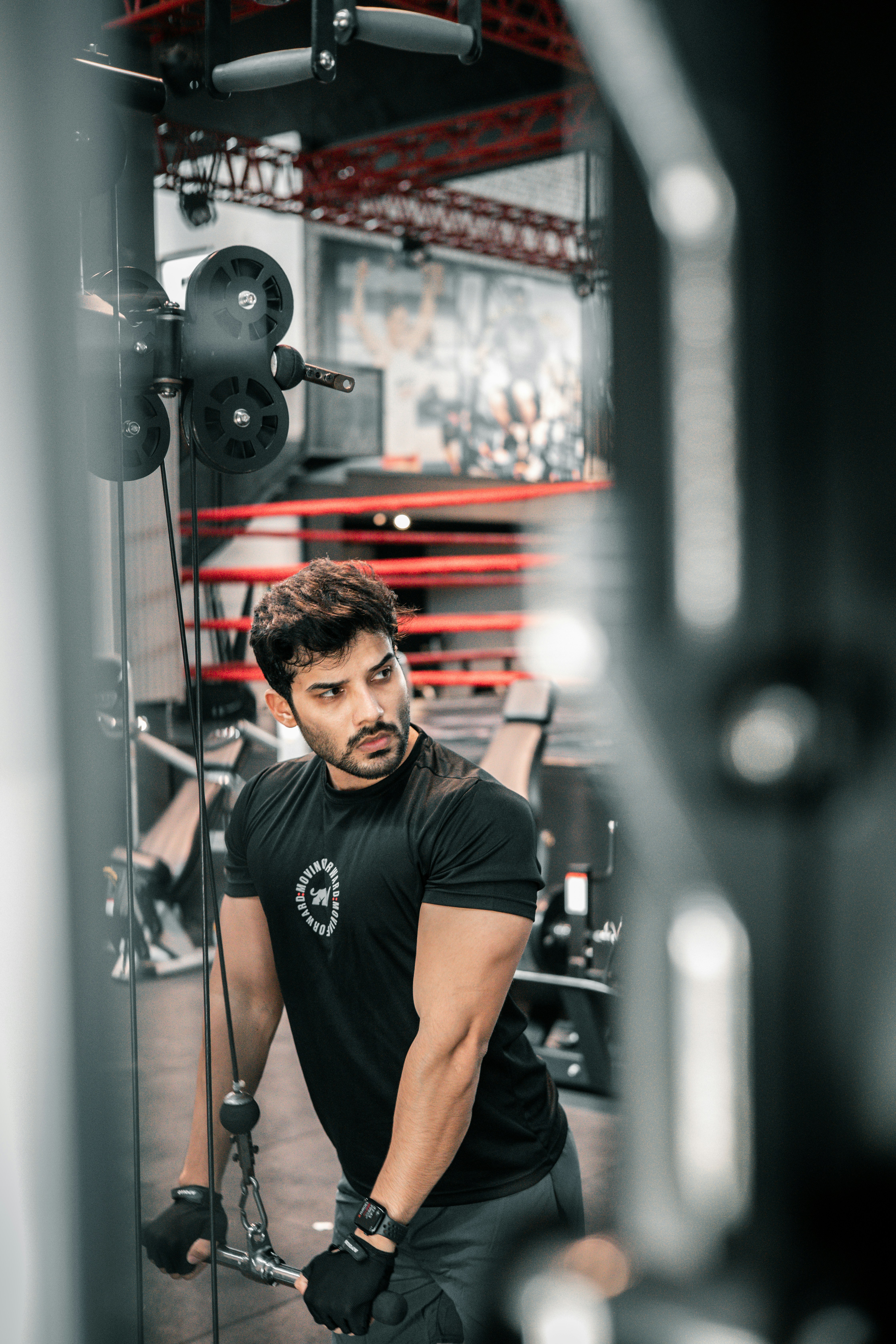 Un hombre parado en una habitación