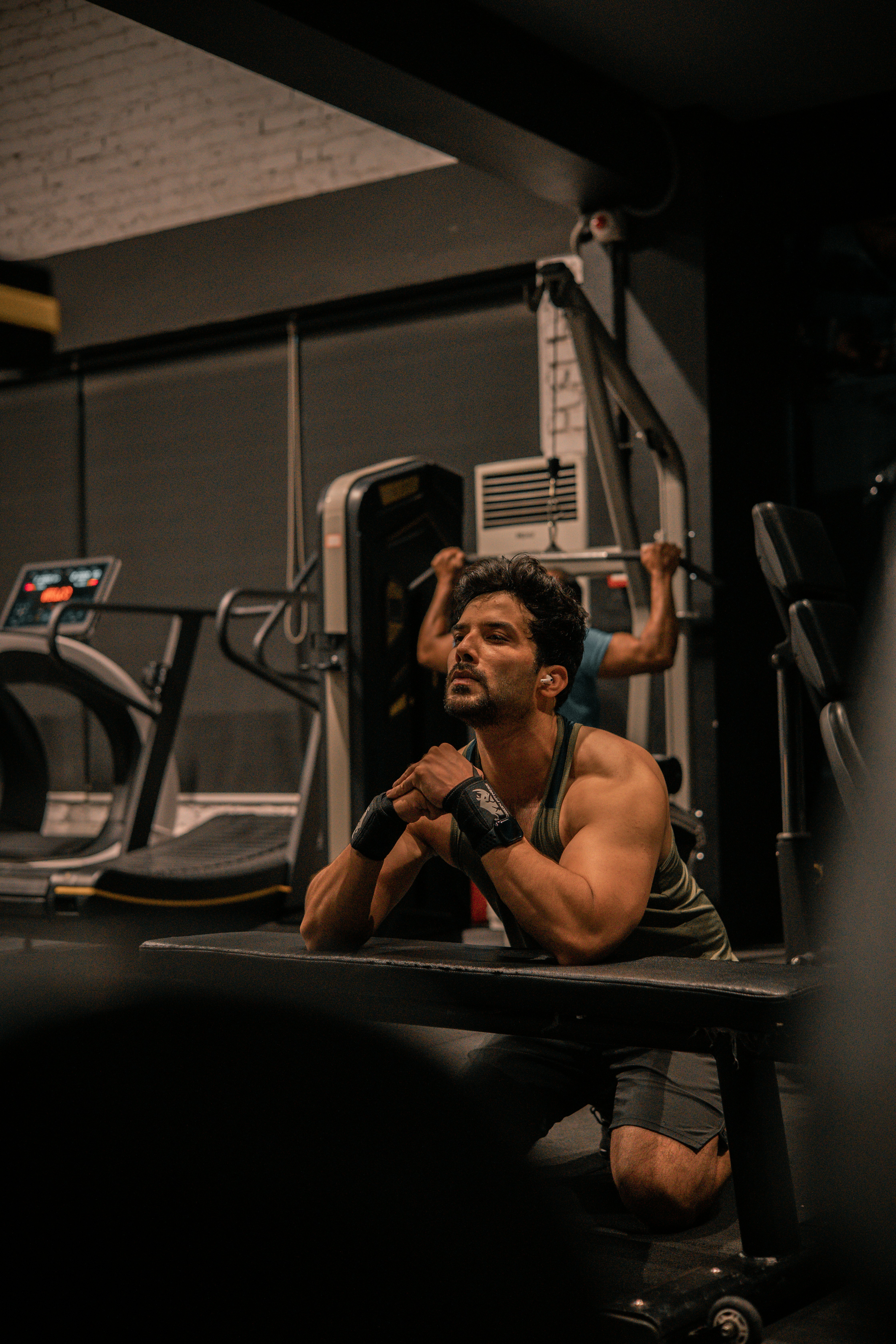 una persona sentada en un vehículo