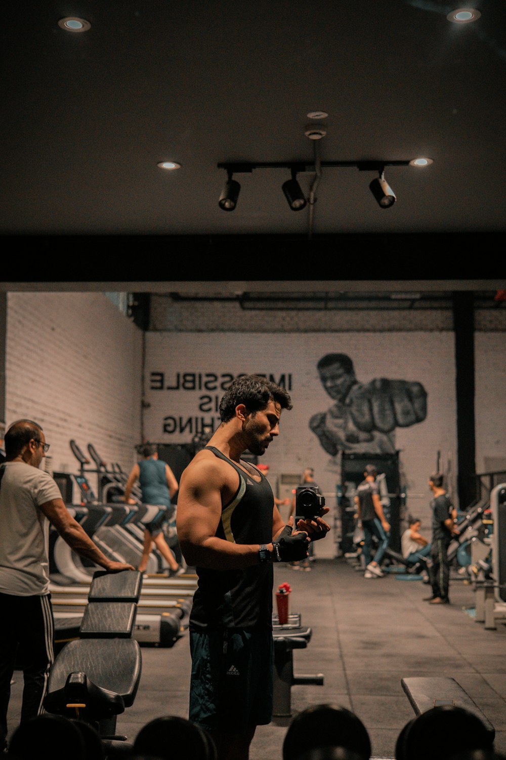 une personne avec une caméra dans un gymnase