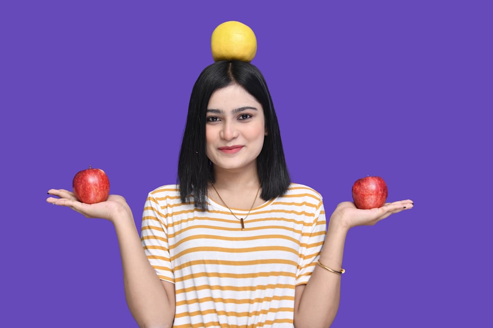 Une femme tenant des pommes
