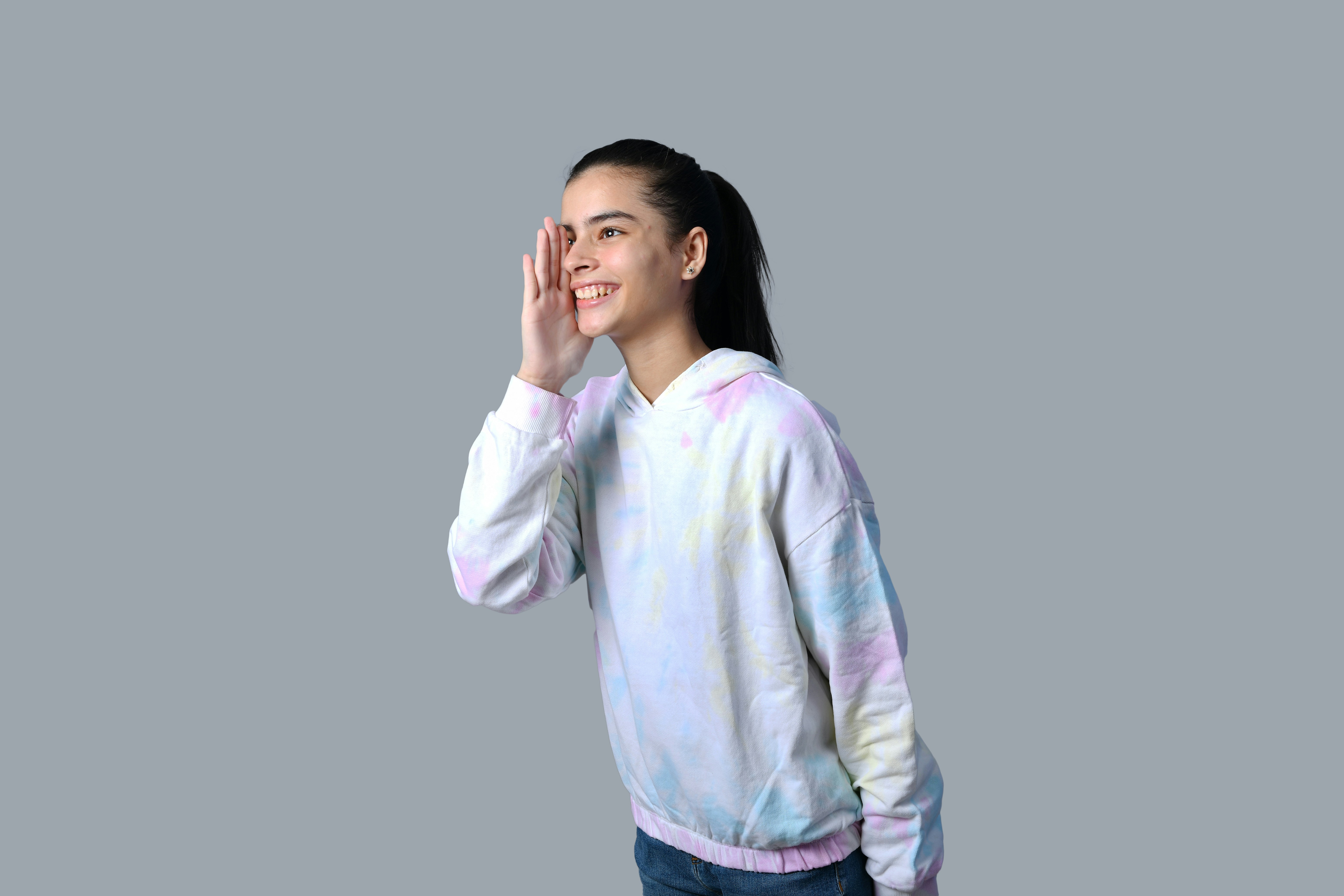 seseorang dengan tangan di wajah