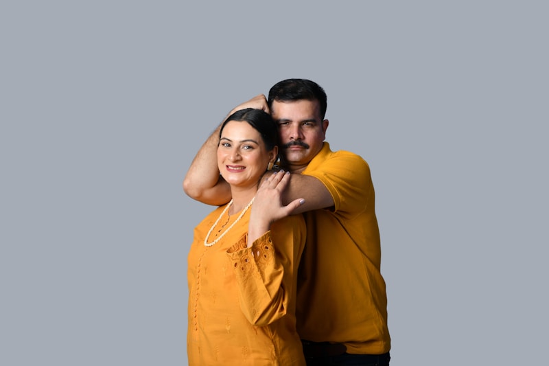 Pareja posando juntos