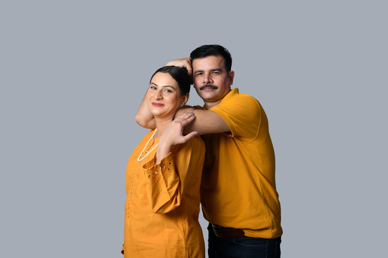 Mann und Frau posieren