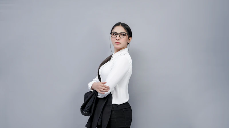 Un sugar daddy español con gafas, sofisticado y distinguido