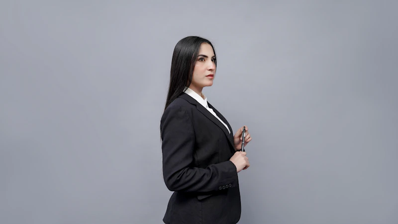 persona in completo professionale