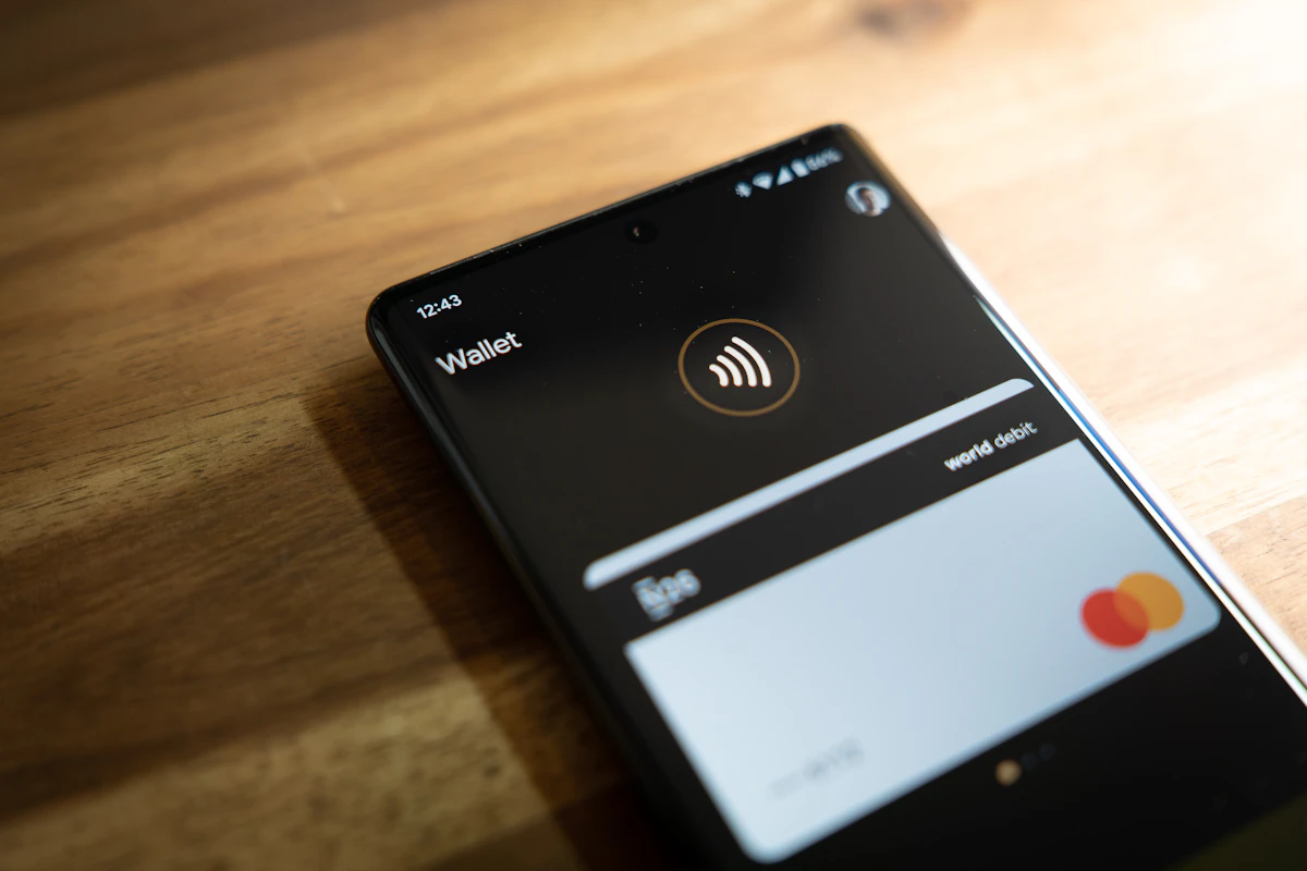 Ponsel hitam dengan aplikasi dompet digital
