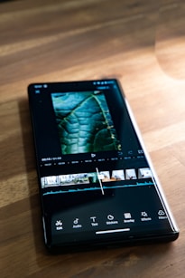 Edición de video en smartphone con aplicaciones gratuitas para crear contenido digital