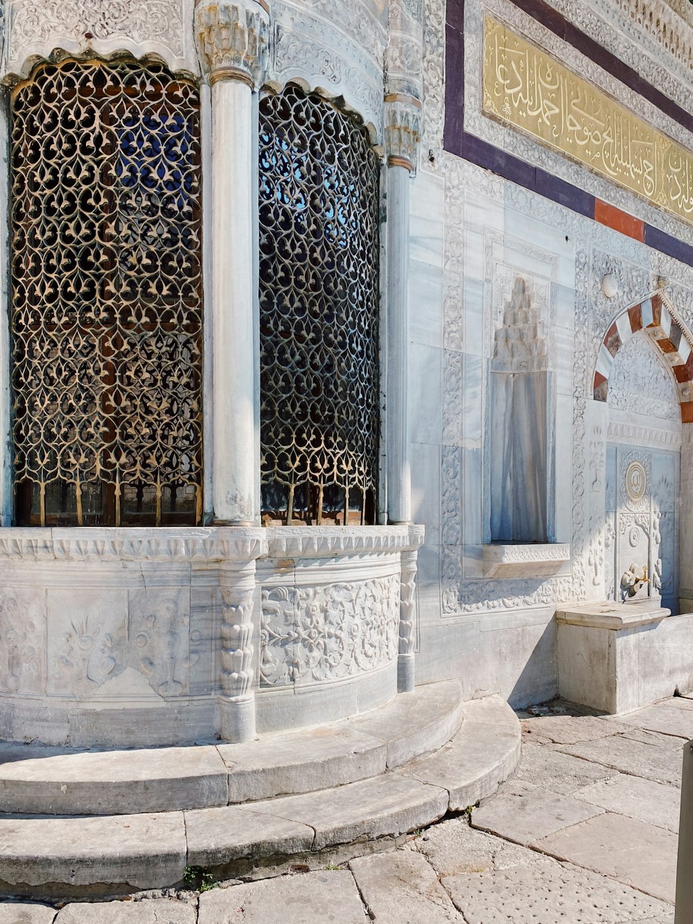 un bâtiment avec une grande fenêtre