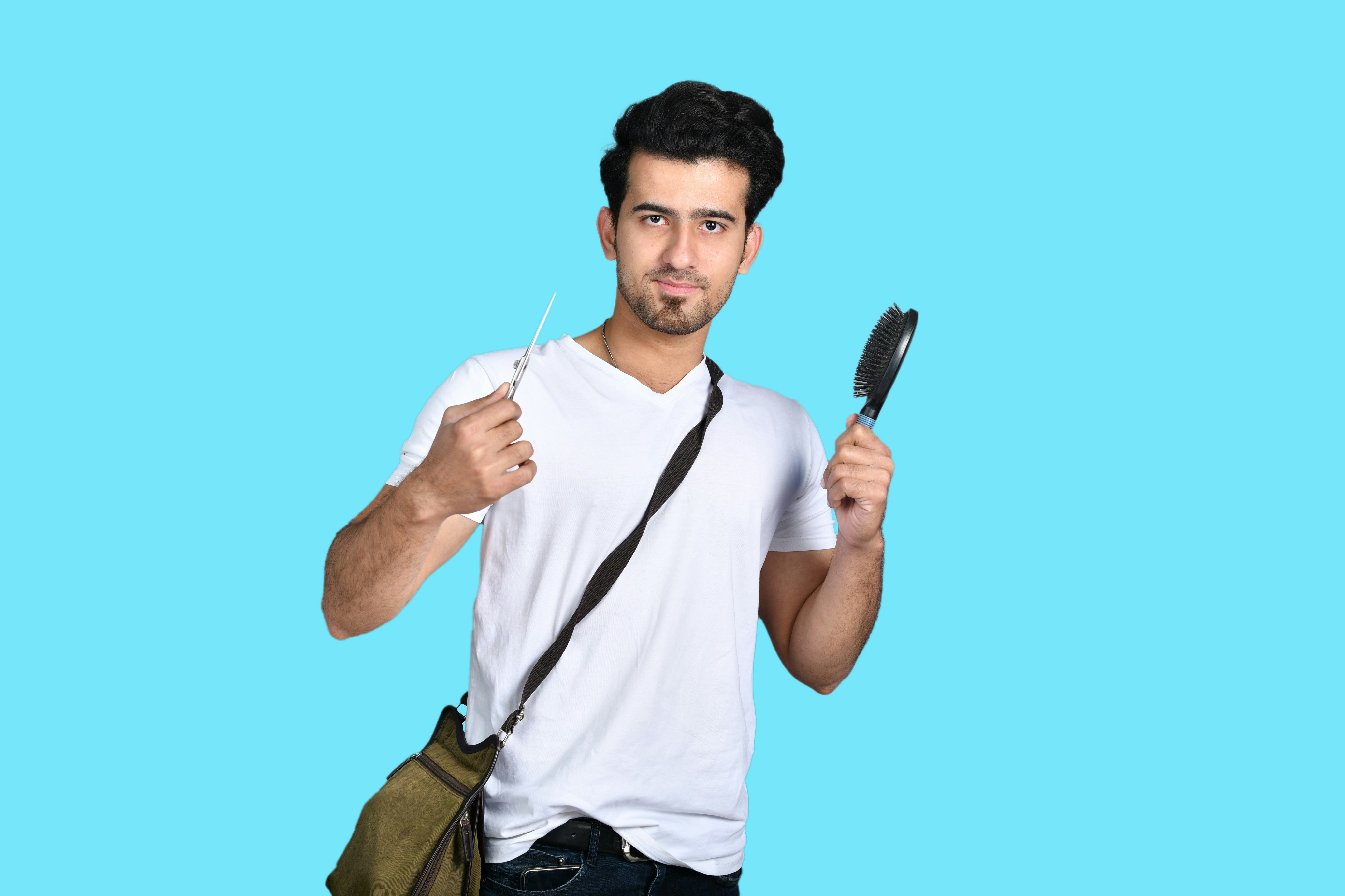 Uma pessoa segurando um garfo e uma faca foto – Imagem grátis sobre Retrato  na Unsplash, image size:3000x2000