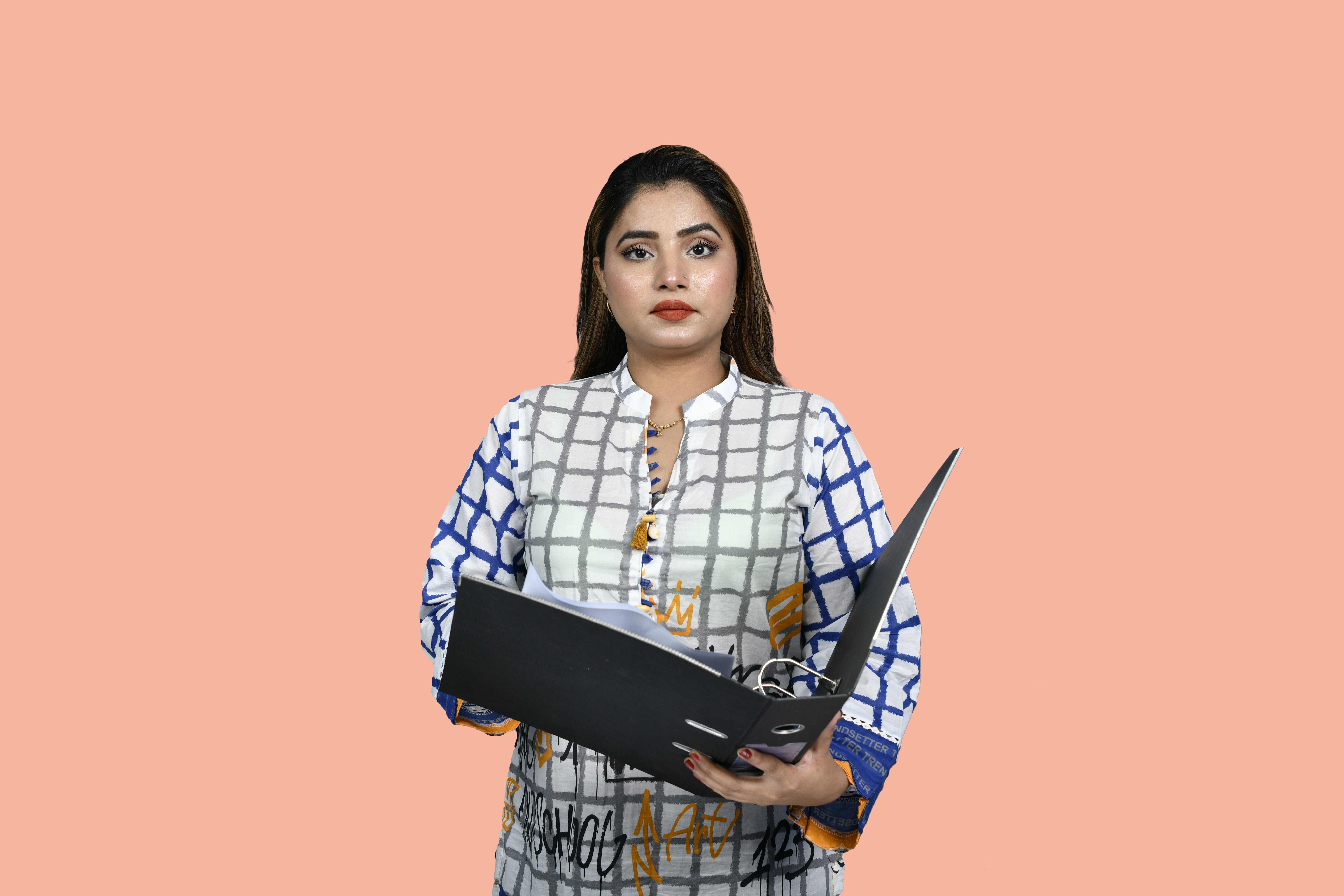 एक विशाल आधुनिक परमाणु ऊर्जा संयंत्र, जिसके कूलिंग टावरों से भाप निकल रही है, स्वच्छ ऊर्जा उत्पादन का प्रतीक।