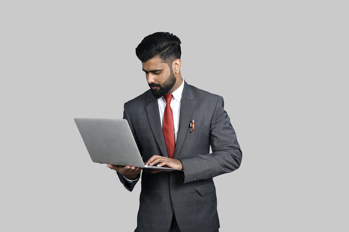 Profissional a analisar documentos num escritório